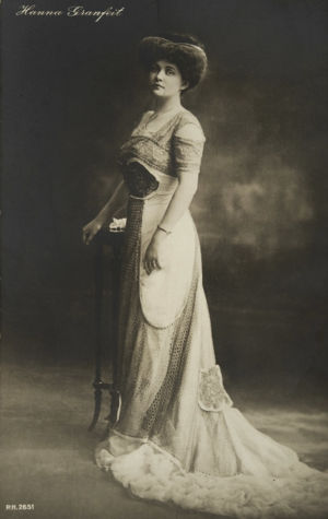Hanna Granfelt vuonna 1909 saatuaan ensimmäisen oopperakiinnityksensä Mannheimin hovioopperaan. Oopperalaulaja Hanna Granfelt 1910-luvun alussa.