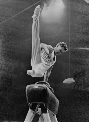 Boris Sjachlin hade vunnit fem VM-guld 1958 och var i Rom största guldfavorit även på bygelhäst. Boris Sjachlin på hästen.
