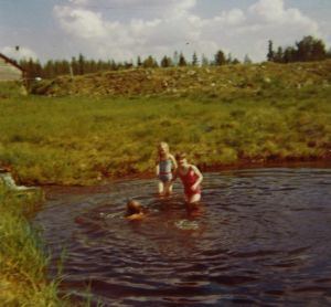 Vuonna 1973 Kittilän Särestöniemeen ei ollut vielä tietä. Paula sisaruksineen matkasi veneellä kesäksi Särestöön, jossa äiti teki tilan töitä. Vesi oli kylmää, mutta uimaan opeteltiin. Paula Huhtanen sisaruksineen uimassa Kittilän Särestöniemessä 1973.