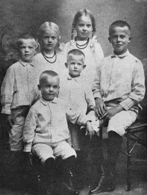 Pappilan lapset vasemmalta Taneli, Hanna, Päiviö, Viljo, Helvi ja Paavo. Säveltäjä Taneli Kuusisto ja sisaruksensa 1910-luvulla.