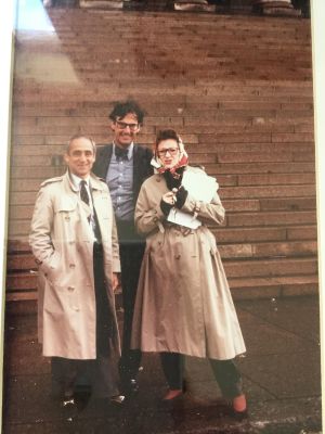Kaarin Taipale, Robert Stern ja Charles Jencks seisovat Eduskuntatalon portailla.