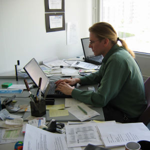 Mikko Hyppösen harrastuksiin kuuluu työ Internet Archive -nimisen valtavan digitaalisen kirjaston parissa. Kuva on vuodelta 2004. Mikko Hyppönen tietokoneen ääressä.