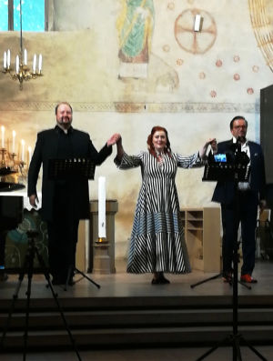 Hunding, Sieglinde ja Siegmund eli basso Timo Riihonen, sopraano Miina-Liisa Värelä ja tenori Jyrki Anttila. Basso Timo Riihonen, sopraano Miina-Liisa Värelä ja tenori Jyrki Anttila Lohjan kirkossa 2020.