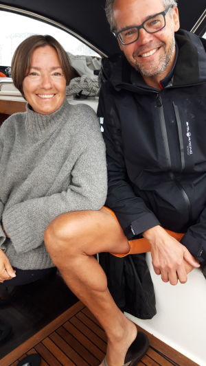 Maarit och Panu Miettinen seglar i sommar på skärgårdshavet och kring Åland. Sverige uteblir på grund av coronan. Maarit ja Panu Miettinen purjeveneessään.