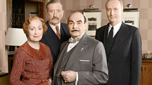 Salaliittoa ja poliittista selkkausta ratkovat neiti Lemon (Pauline Moran), ylikomisario Japp (Philip Jackson), Hercule Poirot (David Suchet) ja kapteeni Hastings (Hugh Fraser).