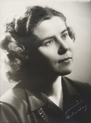 Anna Mutanen valokuvaamo Tenhovaaran kuvassa 1940-luvulla. Anna Mutanen ateljee-kuvassa 1940-luvulla.