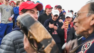 Tonåringen Nicholas Sandmann var iklädd en röd Trump-keps under en uppmärksammad marsch för abortmoståndare ifjol. Han ingår bland talarna i veckans republikanska partikonvent.1 Skolelev under abortdemonstration.
