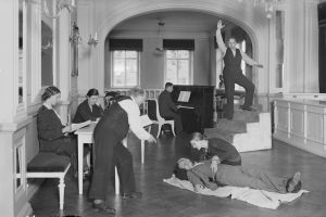 Oopperan harjoitukset Bulevardin oopperatalon lämpiössä 1932. Oopperan harjoitukset Bulevardin oopperatalon lämpiössä 1932.