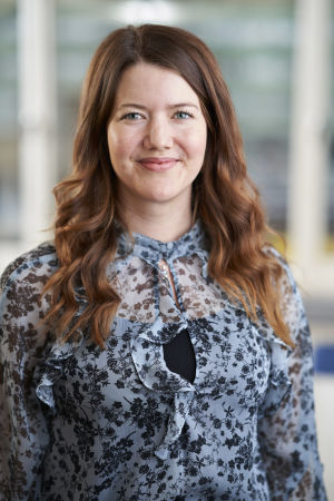 Sanna Ericsson har doktorerat i nationalekonomi där hon sett tydligt samband mellan kvinnors förbättrade ekonomi och att de blir utsatta för våld av sin partner. Sanna Ericsson