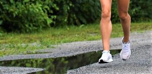 Nina Chydenius fötter joggar.