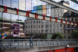 Hela Kulturhuset har varit stängt för renovering i drygt ett och ett halvt år. Kulturhuset stadsteaterns fasad.