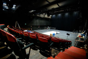 Kulturhuset Stadsteatern nyinviger sina lokaler 18 september. Teatersalen Klarascenen, med tomma bänkrader och renoveringsverktyg på scenen..