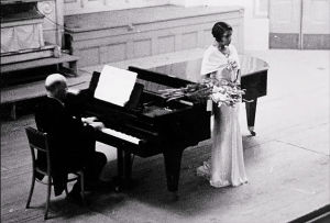 Altto Marian Anderson ja pianisti Kosti Vehanen konserttilavalla.