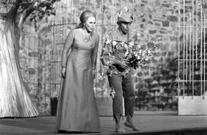 Taru Valjakan Pamina ja Matti Lehtisen Papageno Savonlinnan Oopperajuhlilla 1973. Taru Valjakka ja Matti Lehtinen Savonlinnan Oopperajuhlien Taikahuilussa 1973.