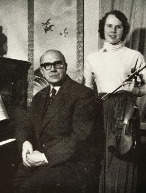 Oiva Kumpunen tuki voimakkaasti tyttärensä Tarun viulunsoittoa. Taru Valjakka ja isänsä Oiva Kumpunen 1950-luvulla.