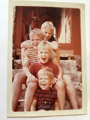 Bröderna Eklundh på Heikkilä i Noux 1968. Riko Eklundh längst ner. Riko Eklundh och hans bröder. 4 blonda pojkar sitter på en trappa.