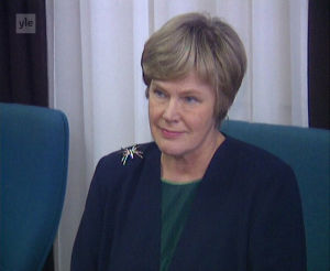 Elisabeth Rehn istuu neuvottelupöydässä.