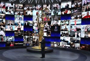 Emmygalan ordnades på distans. Bild på programledaren för Emmygalan. Står på en scen omringad av en skärm med massa små bilder på personer som är med live.