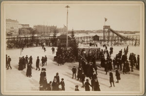 Skridskoåkare på isen i Norra hamnen på 1890-talet. Skridskoåkare fotograferade i Norra hamnen i Helsingfors på 1890-talet.