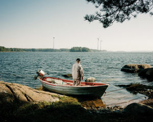 Jarmo Mustonen arvuutteli vuoden, hyväksytäänkö hänen kalansa Suomen suurimmaksi. Hän katsoo merelle, jossa näkyvät kalastusverkot ja Mussalon satama, jossa Mustonen on töissä. Jarmo Mustonen seisoo veneessään ja katsoo merelle kalastusmökillään Kotkassa.