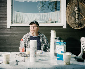 Jarmo Mustonen on aiemmin työskennellyt esimerkiksi YK:n rauhanturvajoukoissa. Nyt hänet tunnetaan Kotkassa kavereiden kesken Makrilli-Mustosena. Jarmo Mustonen istuu pihallaan pöydän ääressä, jossa on kahvia ja kahvimukeja.