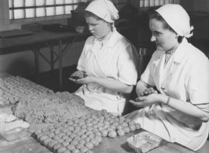 Lihapyöryköitä valmistettiin käsin Etelä-Suomen Osuusteurastamon Keravan tuotantolaitoksella. Naiset valmistavat lihapullia.