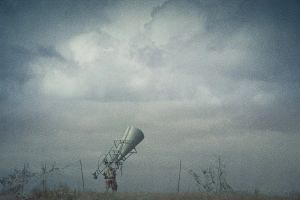 Cloudbusting? Kuuntelulaite mäen päällä. Lentokoneiden paikantamiseen tarkoitettu suuri kuuntelutorvi elokuvassa Venäläinen poika