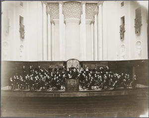 Helsingin kaupunginorkesteri ja kapellimesteri Georg Schnéevoigt vuonna 1936. Helsingin kaupunginorkesteri ja kapellimesteri Georg Schnéevoigt vuonna 1936.
