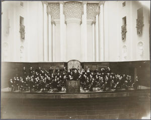 Helsingin kaupunginorkesteri ja kapellimesteri Georg Schnéevoigt vuonna 1936.