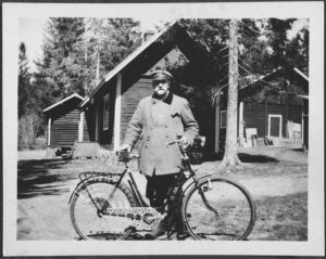 Pres. Svinhufvud poseeraa polkupyörän edessä Kotkaniemessä.