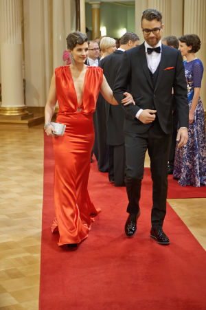 Näyttelijä Maria Ylipää puolisoineen vuonna 2012. Näyttelijä Maria Ylipää puolisoineen Linnan juhlissa 2012.