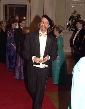Rockmuusikko Pertti "Veltto" Virtanen tunnetaan baretistaan, jota hän ei ole riisunut Linnan juhlissakaan, ei myöskään vuonna 1997. Virtanen äänestettiin kansanedustajaksi ekologisen puolueen listalta sitoutumattomana vuonna 1995. Veltto Virtanen tyyliinsä kuuluva baretti päässään linnan juhlissa 1997.