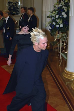 Vuonna 2001 The Rasmus-yhtye teki menestyslevynsä Into, jonka myötä yhtyeestä tuli yksi kansainvälisesti menestyneimmistä. Laulaja Lauri Ylönen toi Linnan juhliin ystävänsä Siiri Nordinin, mitä pidettiin etikettirikkeenä. The Rasmus -yhtyeen laulaja Lauri Ylönen ja laulaja Siiri Nordin saapuvat Linnan juhliin vuonna 2001.