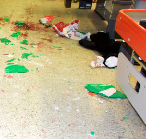 Musta pehmolelupantteri kaupan lattialla Myyrmannin räjähdyksen jälkeen vuonna 2002..