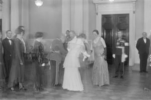 Presidentti Lauri Relander ja rouva Signe Relander kättelevät vieraita presidentinlinnan itsenäisyyspäivän juhlallisuuksissa vuonna 1930. presidentti Relanderia kättelee Theodor Schauman ja rouva Relanderia Alma Schauman, takana vasemmalla Heikki Kekoni ja oikealla Börje Söderström. 6.12.1930