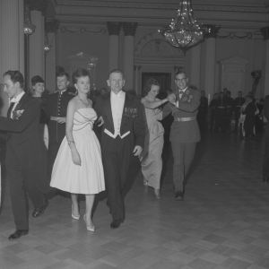 1960-luvun tunnelmaa Linnassa. Itsenäisyyspäivän vastaanotto Linnassa. Tanssivia pareja, mukana mm. adjutantti Urpo Levo.