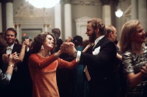 Timo Sarpaneva tanssii itsenäisyyspäivän vastaanotolla Presidentinlinnassa 1972. Muotoilija Timo Sarpaneva tanssii itsenäisyyspäivän vastaanotolla Presidentinlinnassa 1972.