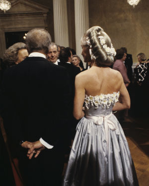 Timo Sarpaneva ja Marjatta Svennevig vuonna 1984. Itsenäisyyspäivän vastaanotto vuonna 1984. Muotoilija Timo Sarpaneva ja hänen puolisonsa Marjatta Svennevig (selin).