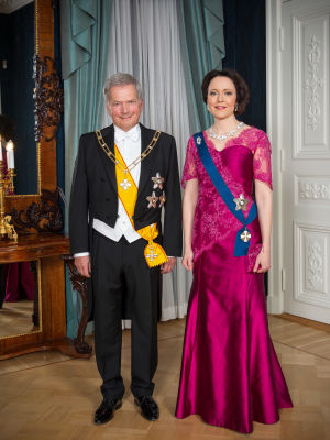 Presidentti Sauli Niinistön puolison rouva Jenni Haukion mekko voitti Ylen pukuäänestyksen vuonna 2019. Haukiolla oli sama mekko yllään vuonna 2015. Kyseessä oli ensimmäinen kerta, kun Haukiolla nähtiin sama puku, mutta toiselle kierrokselle mekkoon oli rakennettu pitsistä hihat. Tasavallan presidentti Sauli Niinistö ja hänen puolisonsa rouva Jenni Haukio.