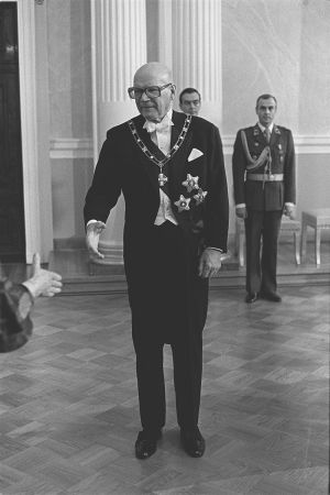Presidentti Kekkonen kättelemässä vierasta 1977. Urho Kekkonen kättelemässä vierasta itsenäisyyspäivän vastaanotolla 1977.