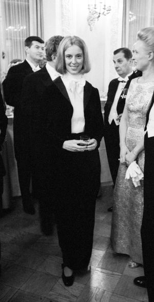 Näyttelijä Birgitta Ulfsson vuonna 1968. Suomalainen näyttelijä Birgitta Ulfsson frakissa Linnan juhlissa 6. joulukuuta 1968.