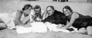 Terijoen lämpimällä hiekalla kesällä 1929 Irja Ahokas, Tulenkantajat-ryhmän keskeinen henkilö kirjailija Onni Halla, säveltäjä Heino Kaski ja Elli Tilli. Heino Kaski ystävineen Terijoen hiekalla joskus 1920-30 -luvulla.