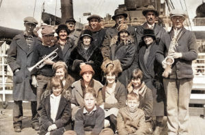 Amerikansuomalaisia matkalla Neuvosto-Karjalaan. Soittimet ja nuotit otettiin mukaan uuteen kotimaahan. Amerikansuomalaisia merimatkalla Yhdysvalloista Englantiin noin 1920-luvulla.