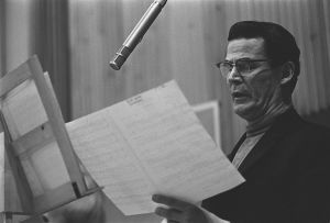 Mauno Kuusisto levytysstudiossa 1960-luvulla. Mauno Kuusisto laulaa levytysstudiossa, kuva 1960-luvulta.