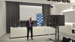 Mart Luik ansvarar för de diplomatiska förhandlingarna för att få till stånd en ny Estonia-utredning. "Det räcker inte med dykningar", säger han. Den estniske diplomaten Mart Luik talar i telefon inne i det estniska utrikesministeriums tomma pressrum.