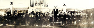 Petroskoin radiokomitean sinfoniaorkesteri Karjalan taiteen päivillä Leningradissa 1937, kapellimestarina Leopold Teplitski.