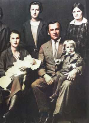 Aune ja Karl Rautio vuonna 1929. Aunen sylissä Heino-vauva. Karl Raution sylissä poika Erik. Takana Aunen sisaret. Aune ja Karl Rautio vuonna 1929. Aunen sylissä Heino-vauva. Karl Raution sylissä poika Erik. Takana Aunen sisaret.