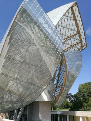 Huippuarkkitehti Frank Gehryn piirtämä Louis Vuitton -säätiön taidekeskus kohoaa laivan muotoisena Bois de Boulognen keskellä. Katon yli kaartuu viisitoista lasipurjetta. Fondation Louis Vuittonin rakennus ulkoa.