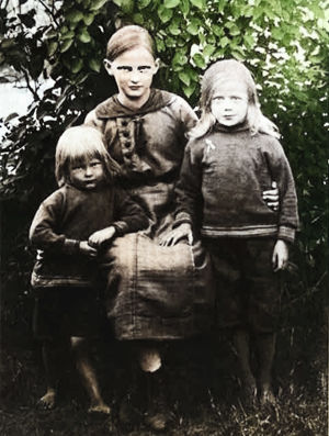 Oikealla Neuvostoliitossa asunut opettaja Urho Ruhanen 6-vuotiaana sisarustensa kanssa.