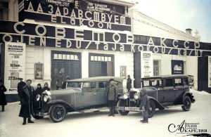 Amerikkalaisia autoja Petroskoin teatteritalon edustalla talvella 1931. Amerikan autoja Petroskoissa 1931.